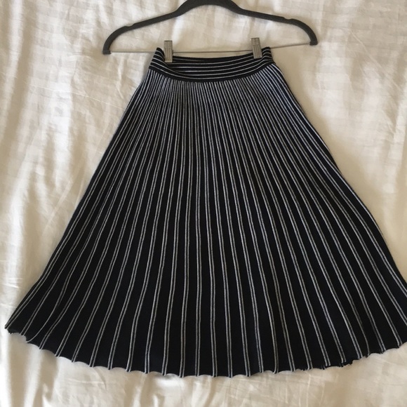 SAKS FIFTH AVENUE BLACK STRIPED PLEAT SKIRT XS - Picture 2 of 6
